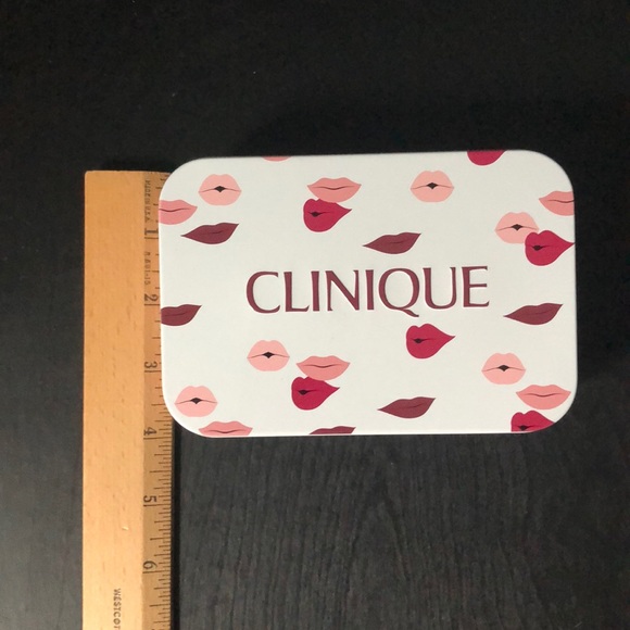 Clinique Metal Tin with Lip Design - Picture 4 of 6